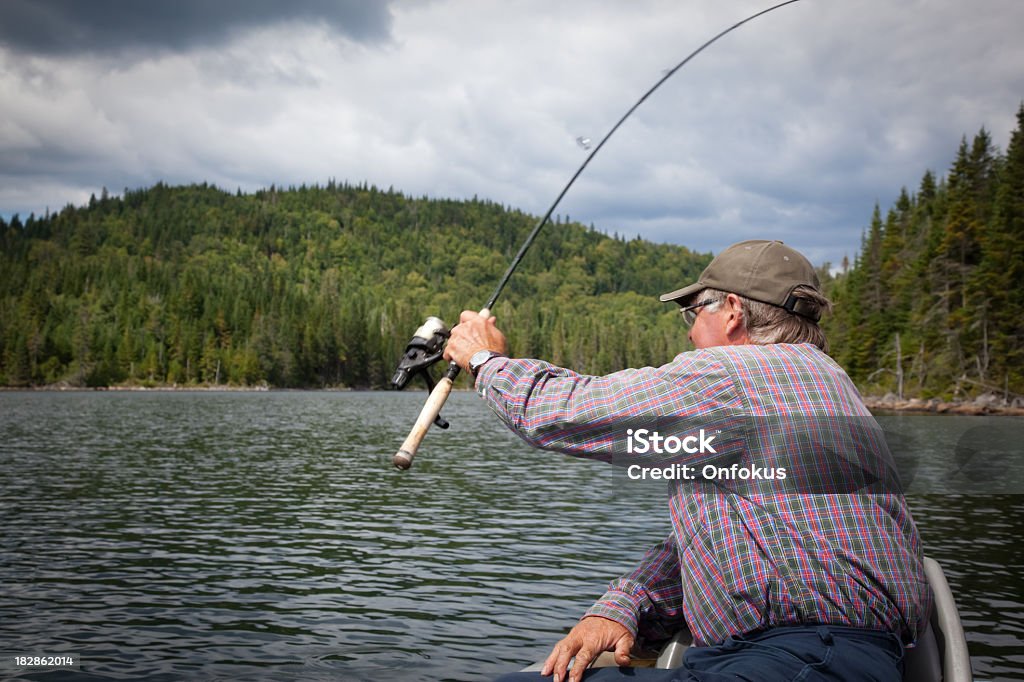 Pêcheur Senior sur le lac en été - Photo de Activité libre de droits