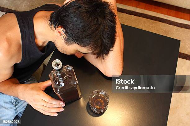 Alkoholismus Stockfoto und mehr Bilder von Alkoholisches Getränk - Alkoholisches Getränk, Schuld, Abgeschiedenheit