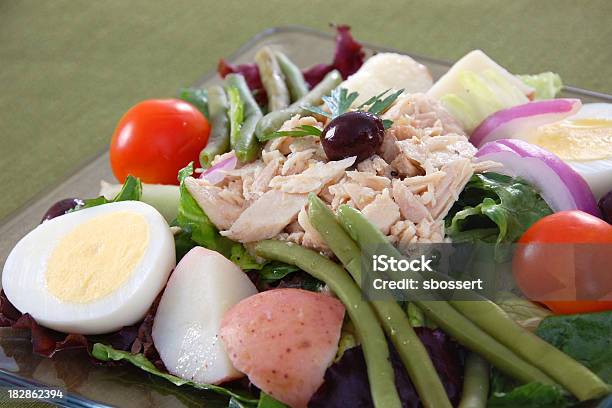 Insalata Nicoise - Fotografie stock e altre immagini di Alimentazione sana - Alimentazione sana, Antipasto, Cibi e bevande