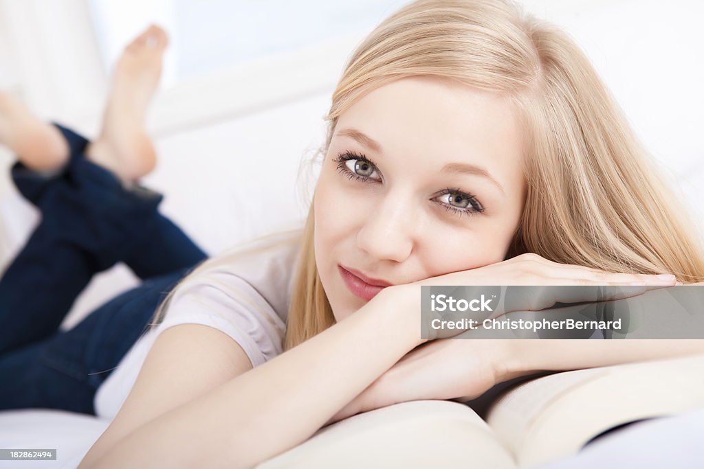 Женский Студент чтения у кровати - Стоковые фото 18-19 лет роялти-фри