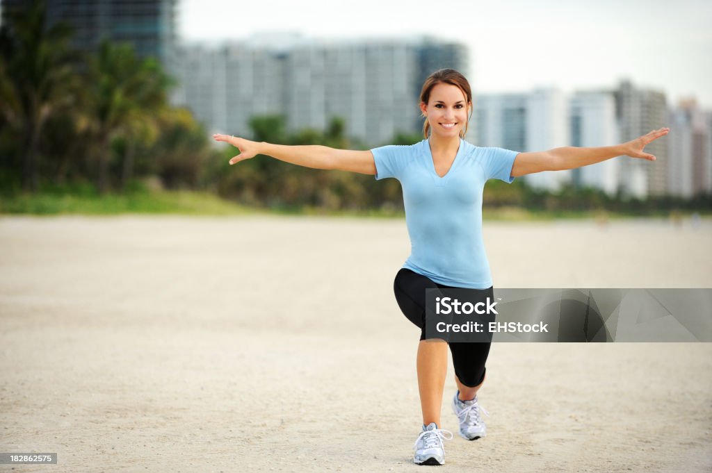 Jeune femme faisant des exercices sur la plage - Photo de Activité libre de droits