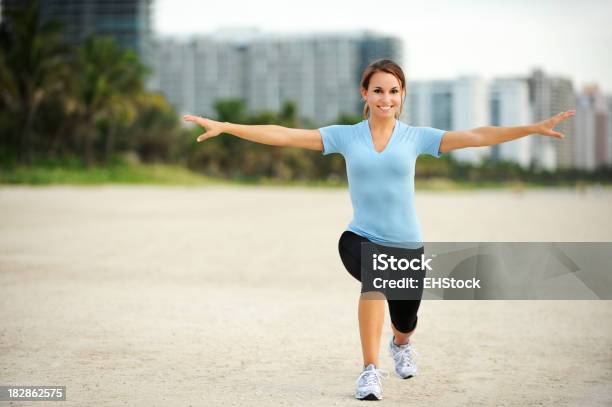 Photo libre de droit de Jeune Femme Faisant Des Exercices Sur La Plage banque d'images et plus d'images libres de droit de Activité - Activité, Activité physique, Adulte