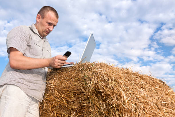 фермер и мобильных технологий - cloudscape computer business mobile phone стоковые фото и изображения