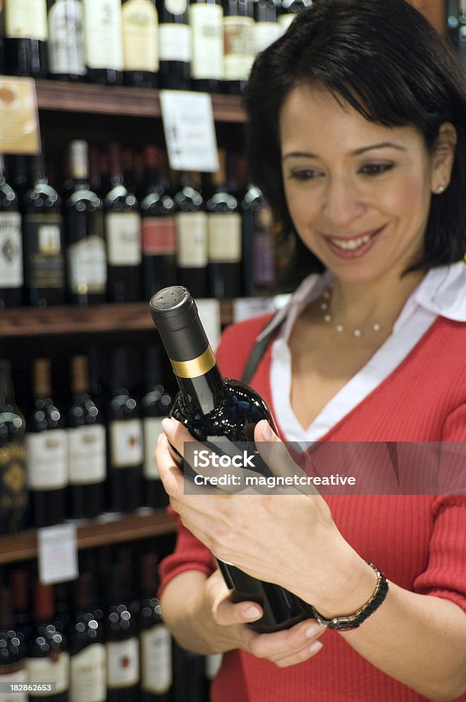 Shopping di vino - Foto stock royalty-free di Bottiglia di vino