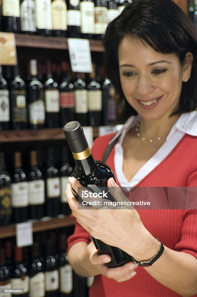 Vinho de compras - Foto de stock de Garrafa de Vinho - Garrafa royalty-free