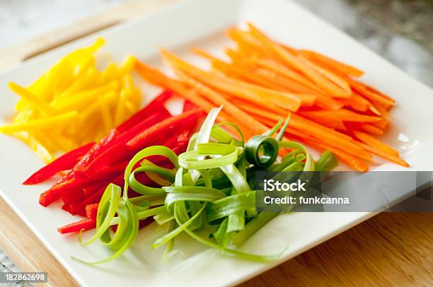 Julienned Verdure - Fotografie stock e altre immagini di Verdura - Cibo - Verdura - Cibo, Alimentazione sana, Carota