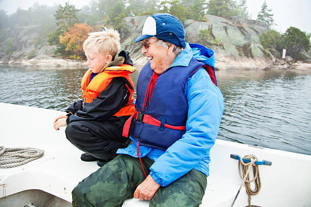 niño y grandma en bote - sweden fishing child little boys fotografías e imágenes de stock