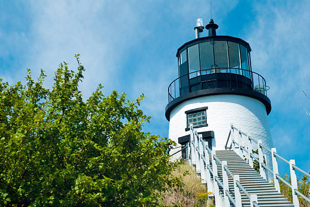 головой совы у свет в мэн с небесно-голубой - owls head lighthouse стоковые фото и изображения