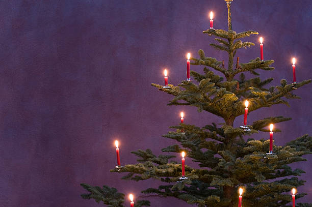 árvore de natal decorada com velas vermelhas - feierlich - fotografias e filmes do acervo