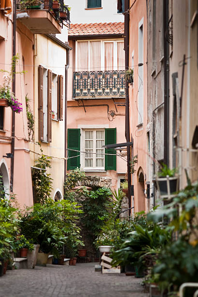 istock italy alley 182863212