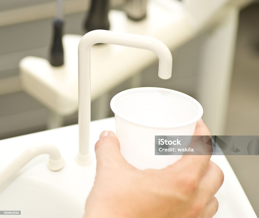 Tasse Wasser in zahnarzt-spülen beim dentist's chair - Lizenzfrei Mundspülung Stock-Foto