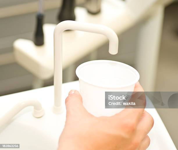 Tasse Wasser In Zahnarztspülen Beim Dentists Chair Stockfoto und mehr Bilder von Mundspülung