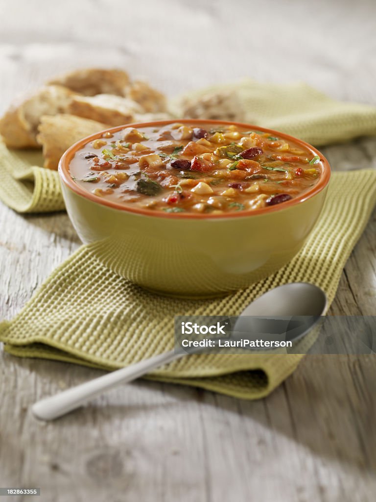 Minestrone Sopa com Crusty Pão - Royalty-free Sopa de Legumes Foto de stock