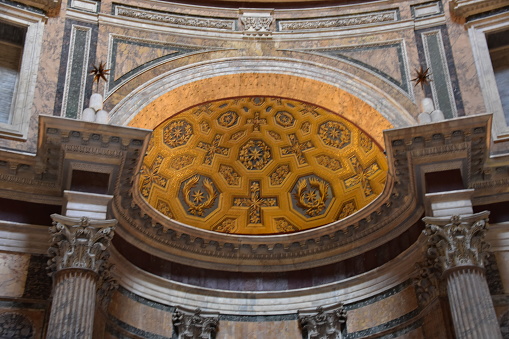Une coupole dorée et de l’architecture en pierre, à Rome en Italie