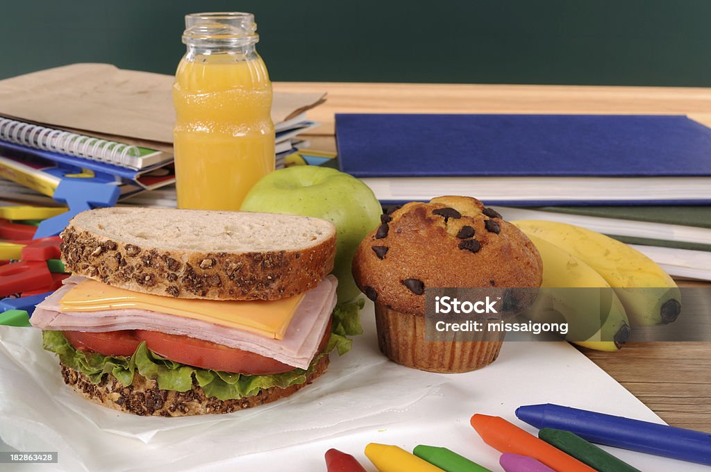 Escola almoço na mesa de uma sala de aula - Foto de stock de Lápis de Cera - Instrumento de escrita royalty-free