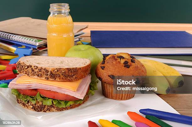 Foto de Escola Almoço Na Mesa De Uma Sala De Aula e mais fotos de stock de Lápis de Cera - Instrumento de escrita - Lápis de Cera - Instrumento de escrita, Merenda Escolar, Alimentação Saudável