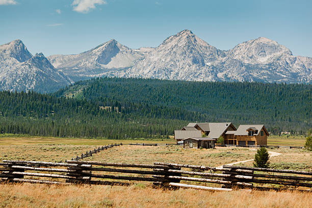 住宅不動産のロッキー山脈周辺地域の - western usa mountain peak landscape farm ストックフォトと画像