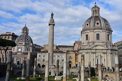 Vue sur des ruines, des colonnes et une basilique, dans le forum de Rome, en Italie
