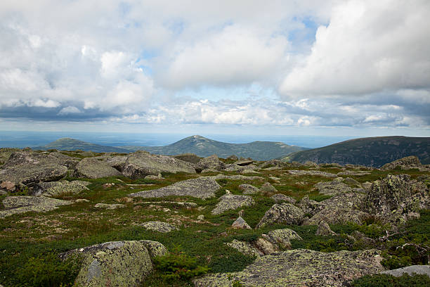 planicie de vista frente al north brother mt. - mt katahdin fotografías e imágenes de stock