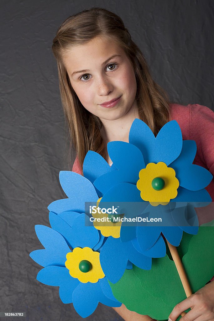 Chica con flores falsa - Foto de stock de 10-11 años libre de derechos