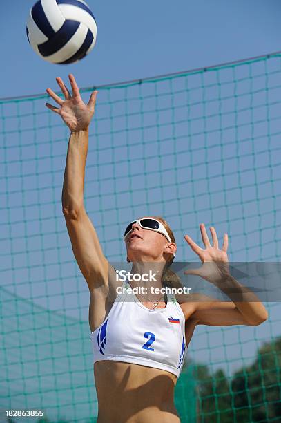 Jugador De Vóleibol De La Acción Foto de stock y más banco de imágenes de Actividad - Actividad, Actividades recreativas, Adulto