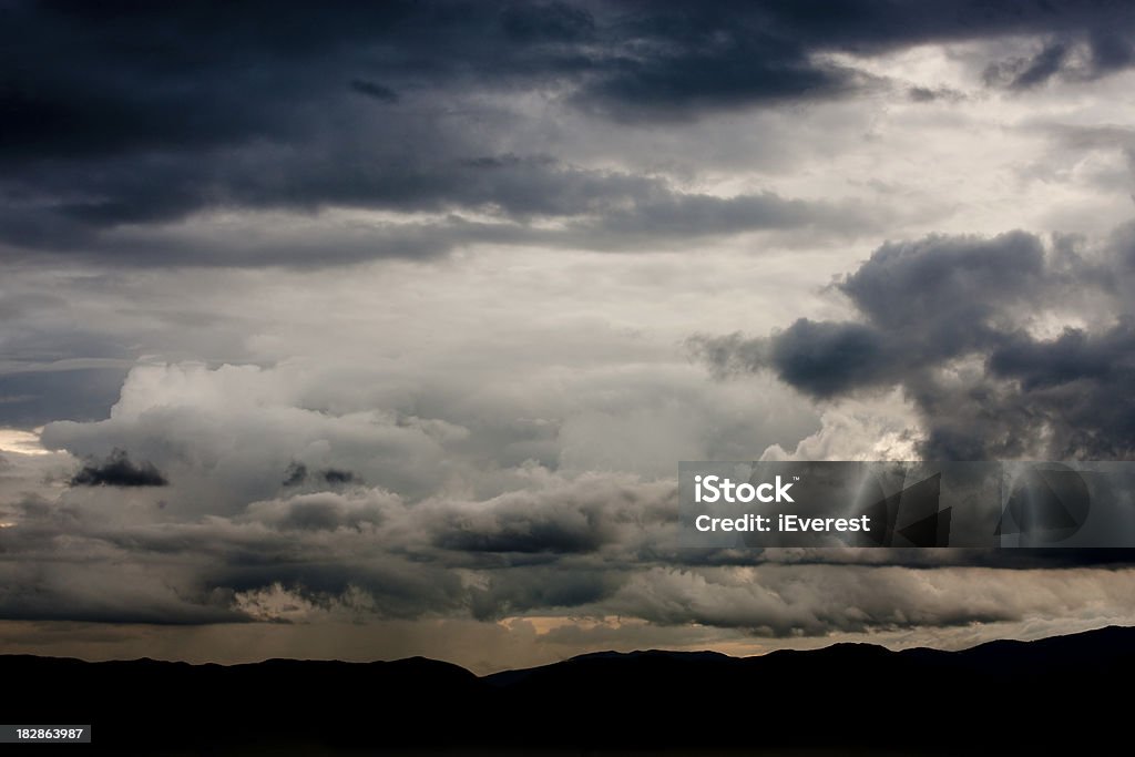 Sturm auf die Berge - Lizenzfrei Bedeckter Himmel Stock-Foto