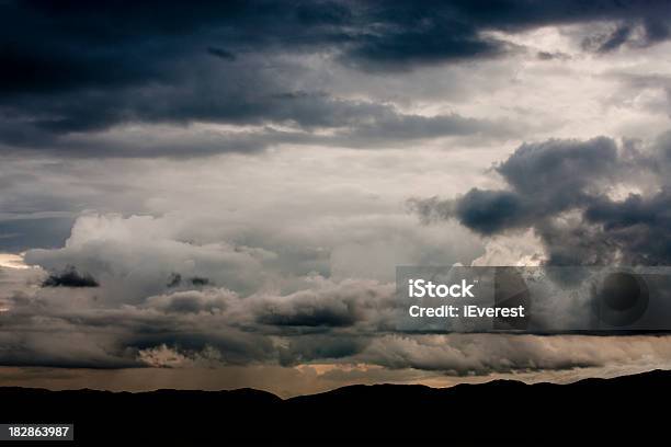 Sturm Auf Die Berge Stockfoto und mehr Bilder von Bedeckter Himmel - Bedeckter Himmel, Bildhintergrund, Dramatischer Himmel