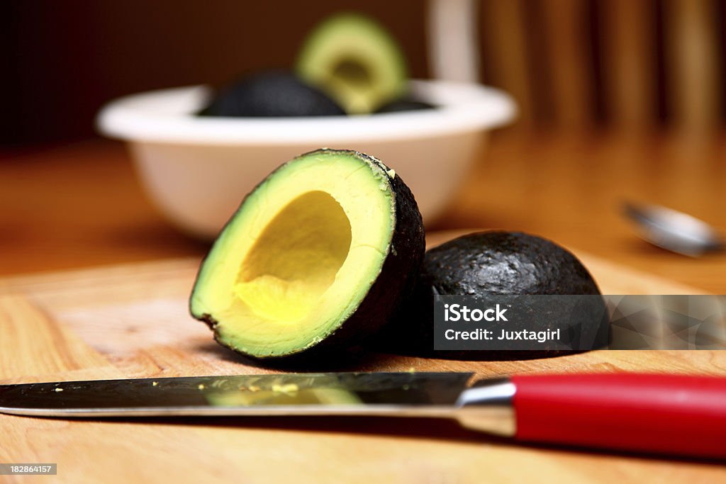 Aguacate en tabla de cortar - Foto de stock de Aguacate libre de derechos