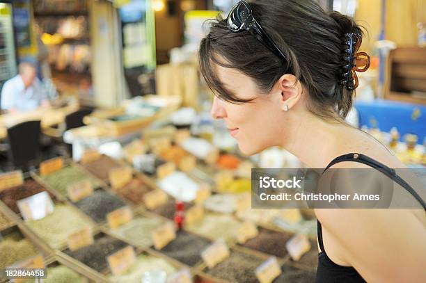 Olfacto Especiarias No Mercado - Fotografias de stock e mais imagens de Antibes - Antibes, Mercado - Espaço de Venda a Retalho, Olfato