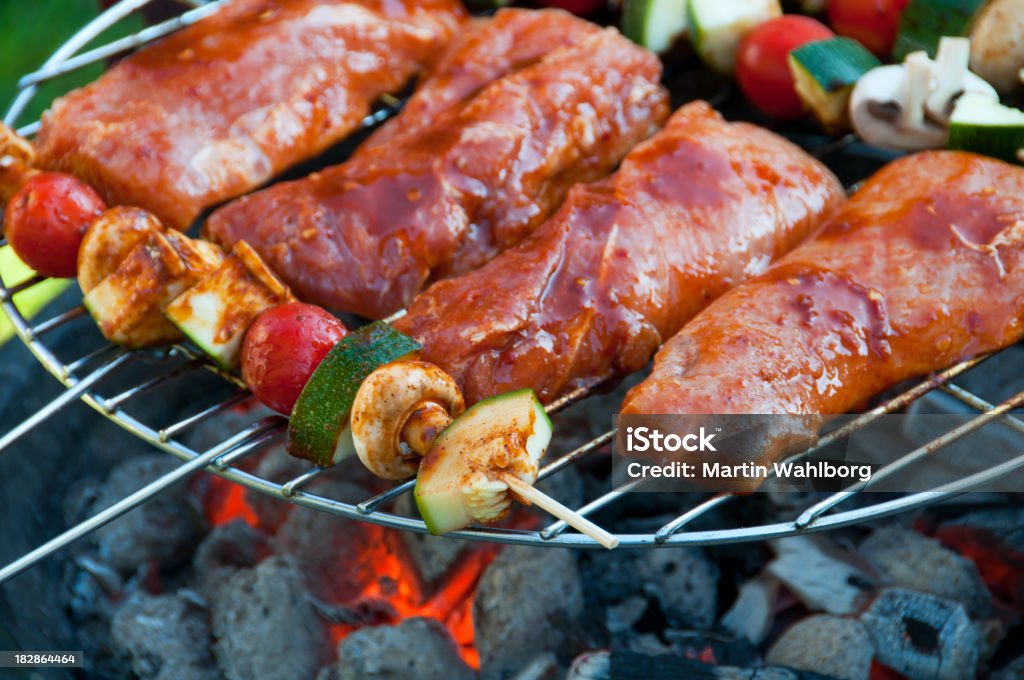 Marinato filetto di carne sulla Griglia per barbecue - Foto stock royalty-free di Filet Mignon