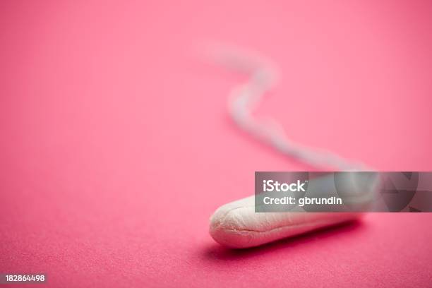 Tampón Sobre Fondo Rosa Foto de stock y más banco de imágenes de Bastoncillo de algodón - Bastoncillo de algodón, Blanco - Color, Ciclo de menstruación