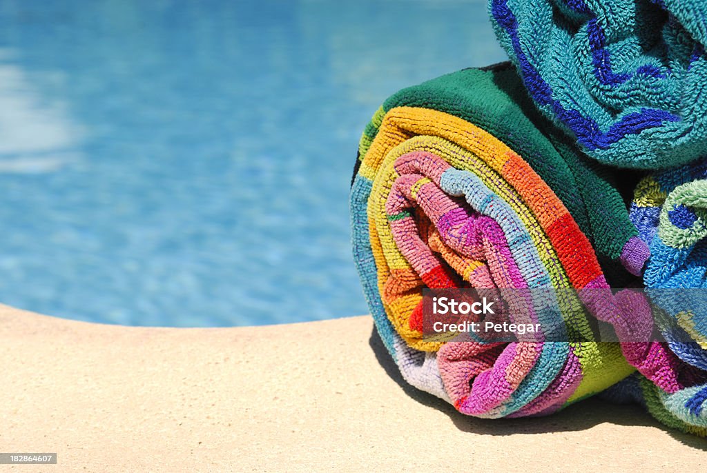 Toalhas de piscina - Foto de stock de Ao Lado de Piscina royalty-free