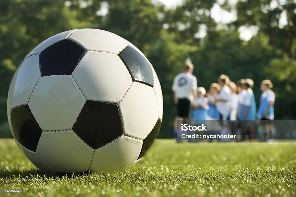 Entraînement avec entraîneur de football - Photo de Ballon de football libre de droits