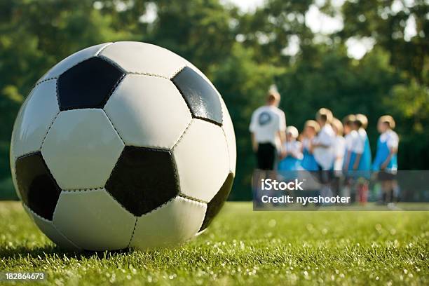 Photo libre de droit de Entraînement Avec Entraîneur De Football banque d'images et plus d'images libres de droit de Ballon de football - Ballon de football, Championnat jeunes, Enfance