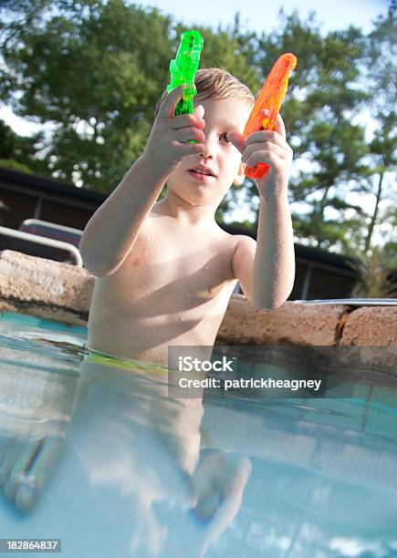 Маленький Мальчик С Водяной Guns — стоковые фотографии и другие картинки Активный образ жизни - Активный образ жизни, Бассейн, В воде