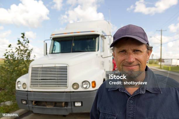 Photo libre de droit de Souriant Chauffeur Routier banque d'images et plus d'images libres de droit de Adulte - Adulte, Amitié, Blanc