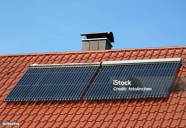 Sonnenkollektoren Auf Dem Dach Stockfoto und mehr Bilder von Sonne - Sonne, Sonnenenergie, Wohnhaus