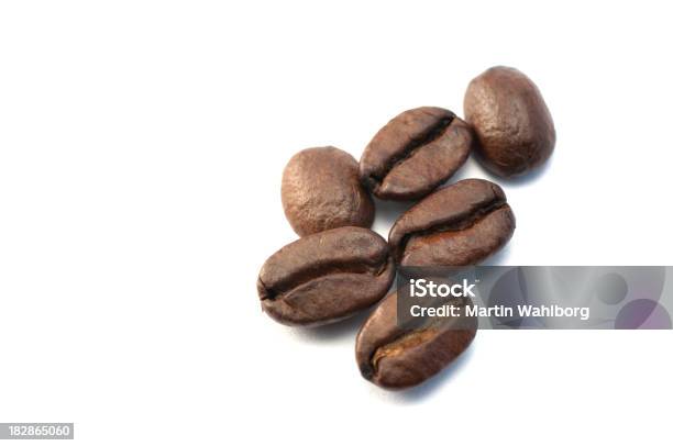 Sześć Ziarna Kawy - zdjęcia stockowe i więcej obrazów Bez ludzi - Bez ludzi, Białe tło, Bliskie zbliżenie