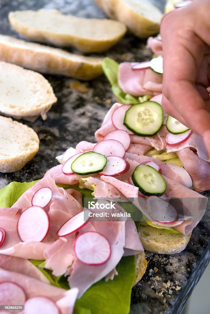 Fazer as sanduíches num linha para Festa picnik - Royalty-free Alimentação Saudável Foto de stock