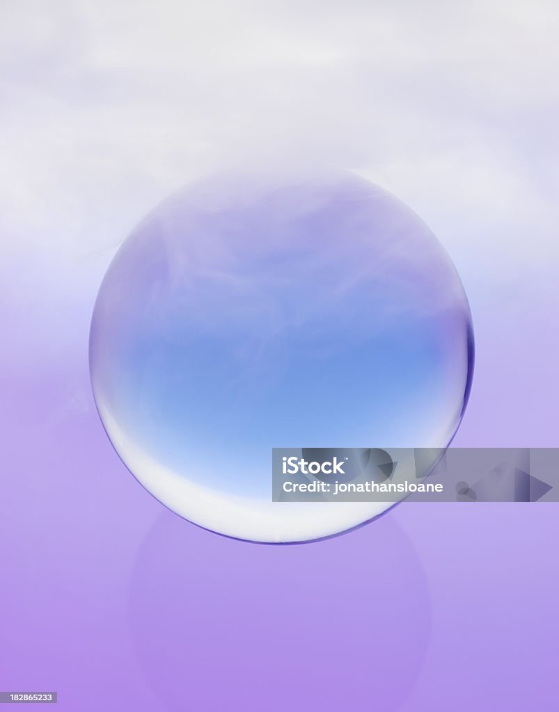 ミスティックブルークリスタルボールが渦巻く霧 - 紫のロイヤリティフリーストックフォト