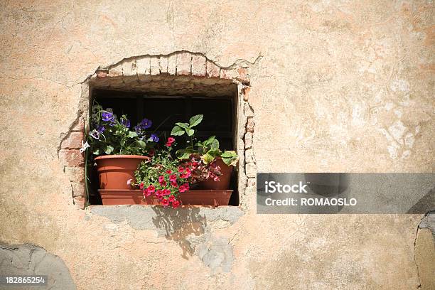 Flowerpots In Una Finestra Val Dorcia Toscana Italia - Fotografie stock e altre immagini di Architettura