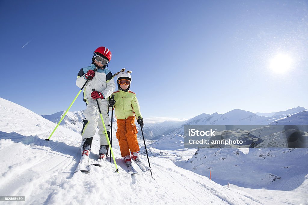 Crianças em traje de esqui em declive - Foto de stock de Alpes europeus royalty-free