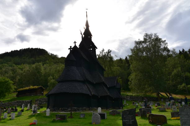 A wooden church into a cemetery, in Norway Une église en bois debout dans un cimetière de Norvège heddal stock pictures, royalty-free photos & images
