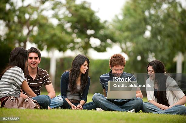 Momenti Più Gioiosi Amici Hanginout - Fotografie stock e altre immagini di Abbigliamento casual - Abbigliamento casual, Adolescente, Adolescenza