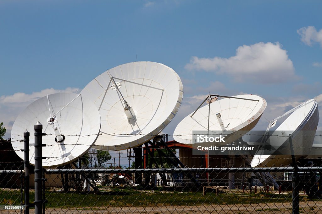 Vier Satellitenschüsseln hinter Stacheldraht - Lizenzfrei Antenne Stock-Foto