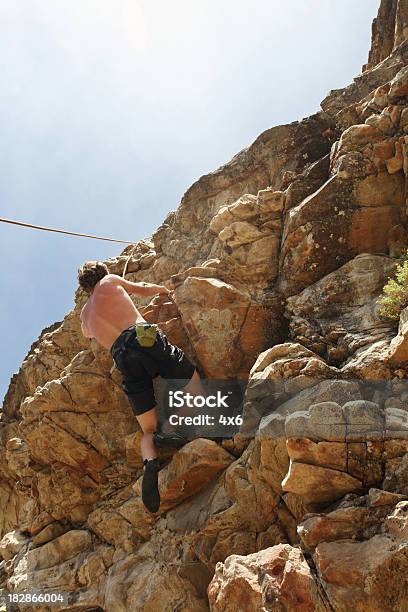 Macho Alpinismo Sin Camisa Foto de stock y más banco de imágenes de 20 a 29 años - 20 a 29 años, Actividad, Actividad al aire libre