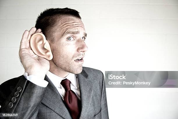 Biznesmen Słuchania Muzyki Z Dużym Ucho Białym Tle - zdjęcia stockowe i więcej obrazów Garnitur - Garnitur, Mężczyźni, Zła wiadomość