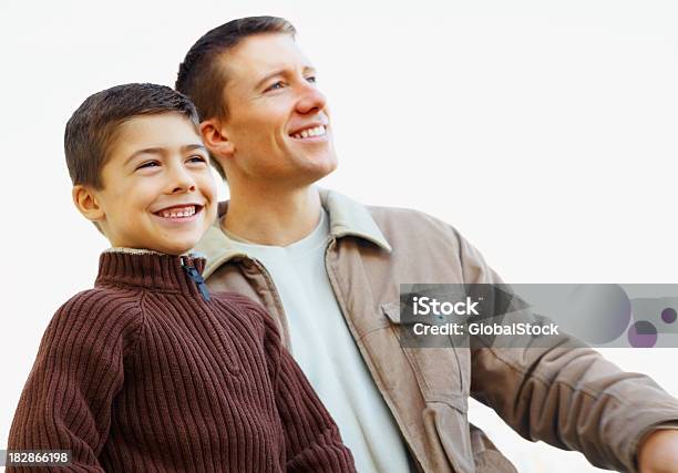 Glückliche Vater Und Sohn Vor Weißem Hintergrund Wegsehen Stockfoto und mehr Bilder von 4-5 Jahre