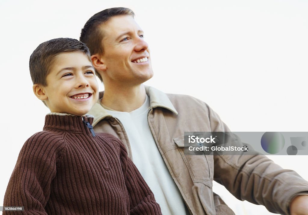 Heureux père et fils à la recherche loin sur fond blanc - Photo de 4-5 ans libre de droits