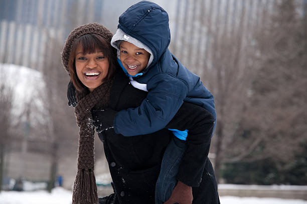 chicago winter-mutter und sohn - michigan avenue stock-fotos und bilder